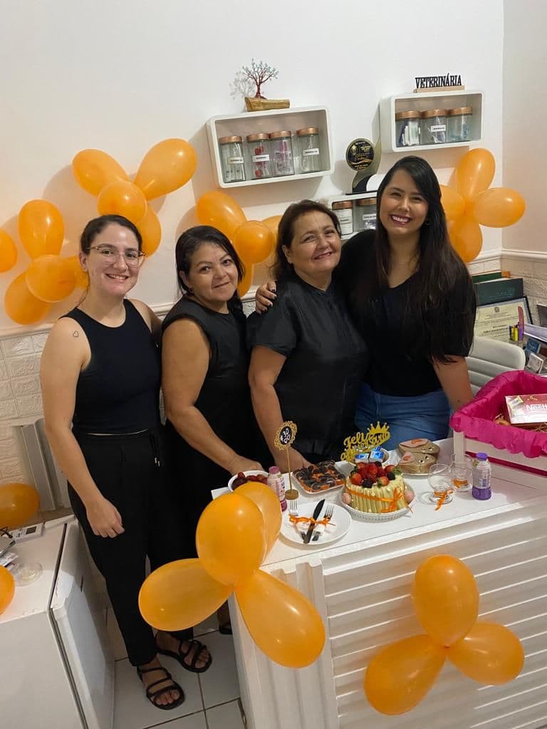 Equipe reunida na clínica